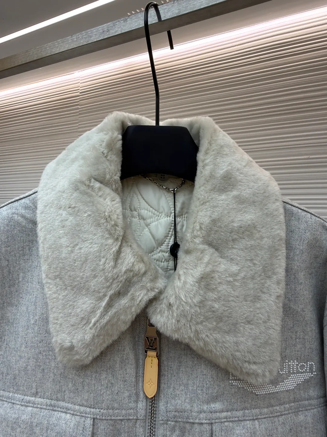 LOUIS VUITTON SKI ski series fur collar jacket ●Original version: purchased and developed by 46969 ●Item number: 1681175-D60 ●Fabric: cashmere lamb fabric ●Technology: high temperature pressing ●Color: gray ●Version: fitted version ●Weight: about 1340 grams ●Size: 46-48-50-52 ●Description: Woolen fabric made of 100% pure wool custom-dyed with floral gray yarn. The fur collar is made of real lamb fur, which is silky and skin-friendly. The diamond-embroidered pearl logo on the chest is pressed with heavy industry and high temperature. The leather tag on the back is real calfskin, artificially hand-stitched, and a customized No. 5 leather rope zipper. The overall routing is straight and delicate, the fabric is comfortable and soft, the color is consistent and there is no color difference, it can be matched with the same style to create a fashionable look, and can be used in various occasions, customized accessories, complete with three standards, the same style for men and women!